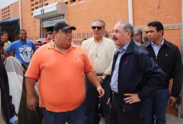 Rafael Hidalgo Fernández, alcalde de Azua de Compostela mientras conversa con el presidente Danilo Medina en su tercera visita para supervisar los trabajos del Mercado Municipal.