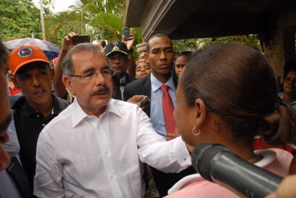 El presidente Danilo Medina en su visita a los damnificados. 