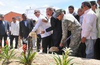 El presidente Danilo Medina, da el primer picazo de la construcción de viviendas de los desplazados en Boca de Cachón, por las crecidas del Lago Enriquillo.