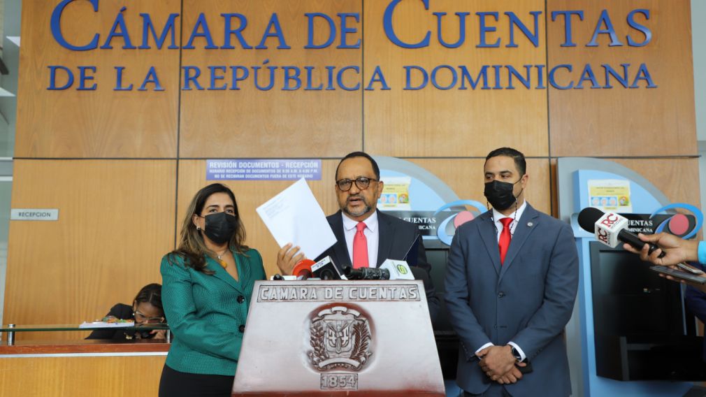 La solicitud fue recibida por el presidente de la Cámara de Cuentas, Janel Andrés Ramírez Sánchez, en compañía de todos los miembros de su pleno, de manos del consultor jurídico del Poder Ejecutivo, Dr. Antoliano Peralta Romero.