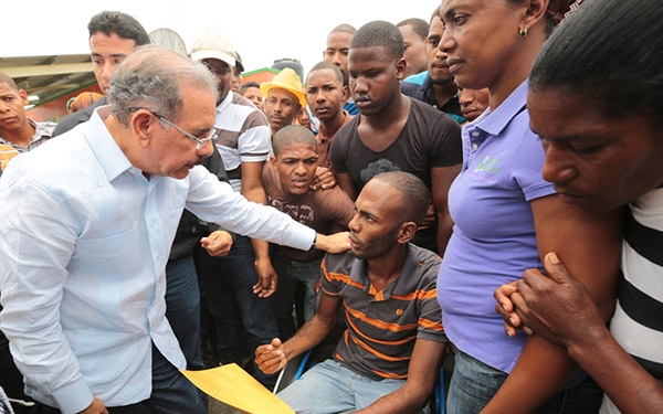 Danilo Medina saluda a un lugareño en su recorrido de este domingo.