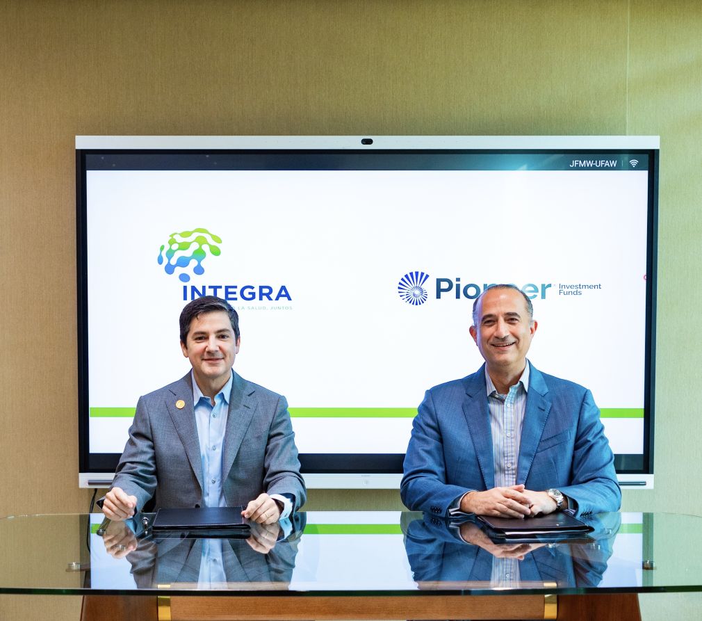 Dr. Gastón Gabín, CEO de Cemdoe y Héctor Garrido, presidente de Pioneer, durante la firma del acuerdo.