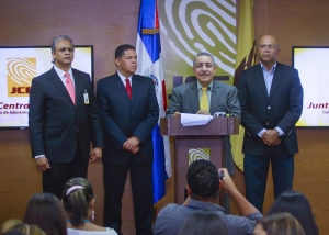 Felix Reyna, hace el aviso ante los miembros de la prensa dominicana.