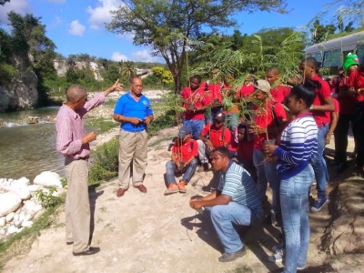 Instituciones y estudiantes reforestan franja del río que divide a Pedernales con Haití 