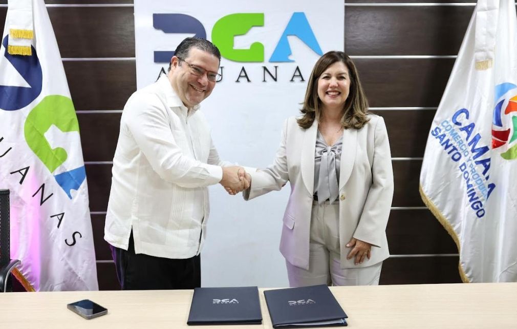El titular de la DGA, Eduardo Sanz Lovatón y Lucile Houellemont, presidenta de la Cámara de Comercio y Producción de Santo Domingo.