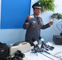 El vocero de la Policía Nacional Jacobo Mateo Moquete, da detalles del allanamiento que realizaron en Santo Domingo Oeste en el que ocuparon carnts de militar y una empresa falsificado,  así como equipos electrónicos para la confección de documentos falsos