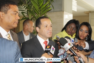 Juan de los Santos, presidente de la Federación Dominicana de Municipios FEDOMU, ofrece declaraciones a la prensa al momento de la entrega del alcalde de San Francisco de Macorís, Félix Rodríguez ante el procurador general de la República.