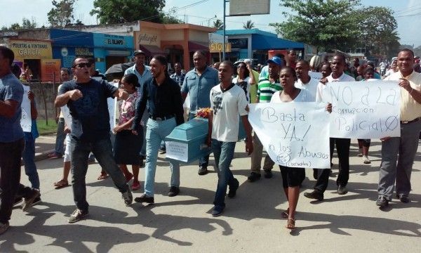 Residentes en Sabana de la Mar marcahan para denunciar la corrupción y el macuteo: 