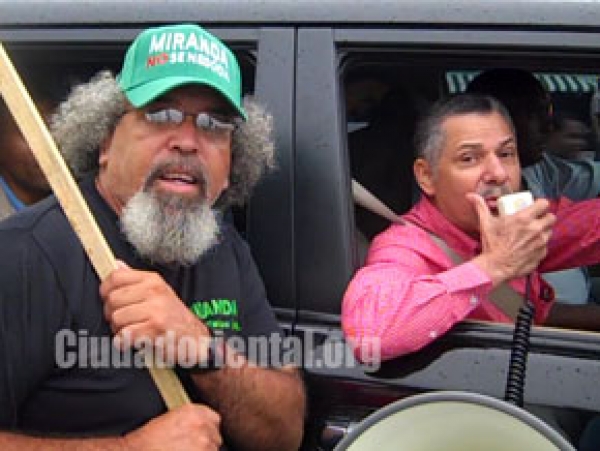 Diputado se une a protesta por loma Miranda convocada por el padre Rogelio en Villa Duarte
