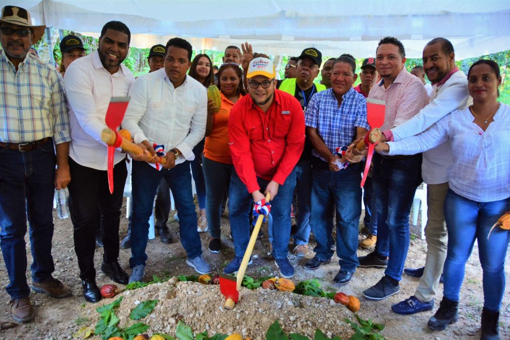 Director del FEDA entrega $12 millones a asociaciones  y cooperativas cacaoteras durante recorridos en las provincias de Barahona y Duarte para industrialización y manejo del cacao.