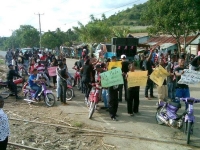 Hace varios días, ciudadanos de Santa Lucía de El Seibo se manifestaron en contra de Jhossan Capell, por la acusación de malversación de fondos del ayuntamiento.