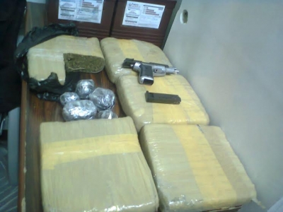 MP decomisa drogas, arma de fuego e insignias militares en Barahona 