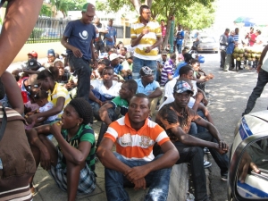 Parte de los haitianos que se mantenían en huelga de hambre frente al Ministerio de Trabajo en el Centro de los Héroes contra Rafaél Emilio Alonso Luna, por una demanda que se le sigue en los tribunales del país.