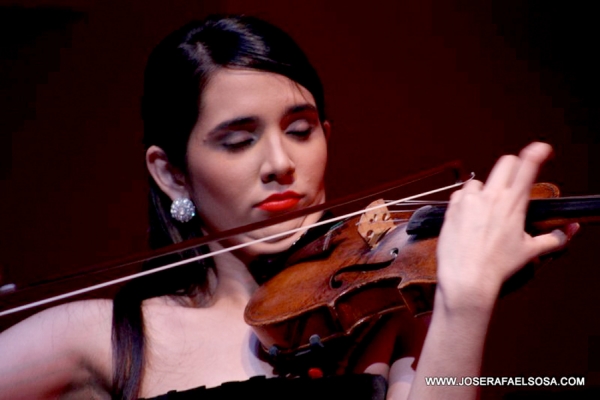 Aisha Syed en puro trance musical con su violín en el Teatro Nacional.