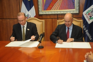 Procuraduría y Visión Mundial firman acuerdo: 