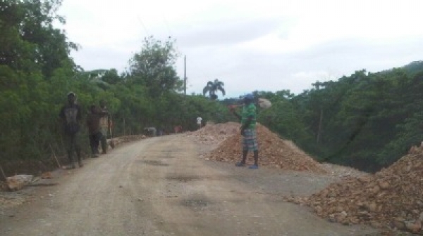 Avanza construcción de carretera Fantino-Caballero