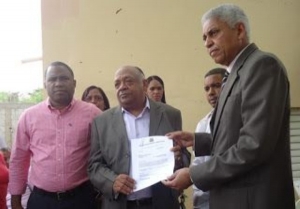 Nelson Guillén entrega permiso de MOPC para construir centros de salud en SC: 