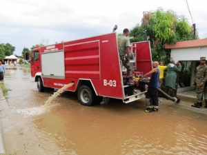 Camión del Cuerpo de Bomberos de Dajabón, sacando agua de una residencia inundada.