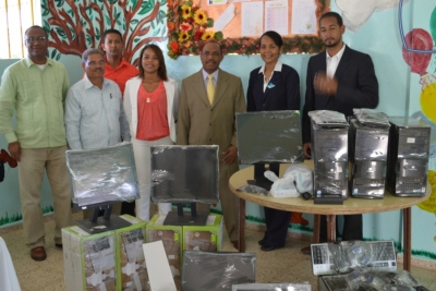 Gobernador de San Cristóbal dona computadoras a Najayo Mujeres