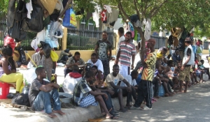 Parte de los haitianos que se mantienen en huelga de hambre frente al Ministerio de Trabajo en el Centro de los Héroes hasta tanto no sea conocida una demanda laboral contra Rafaél Emilio Alonso Luna.