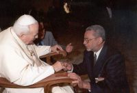 El Papa Juan Pablo II, con José Gómez Cerda, en el Vaticano.