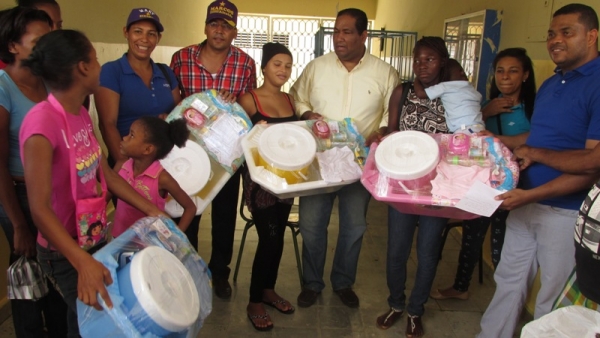 El aspirante alcalde de Sabana Grande de Boyá por el PLD Marcos Tavárez, entrega canastillas a mujeres embarazadas durante el operativo médico de su equipo de campaña