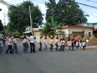 Niños y niñas estudiantes en el Ensanche Las Américas de Santo Domingo Este.