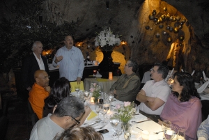 Fernando Rodríguez de Mondesert y el señor Otto Ricart explican el concepto del nuevo espacio del restaurante Mesón de la Cava en Santo Domingo.