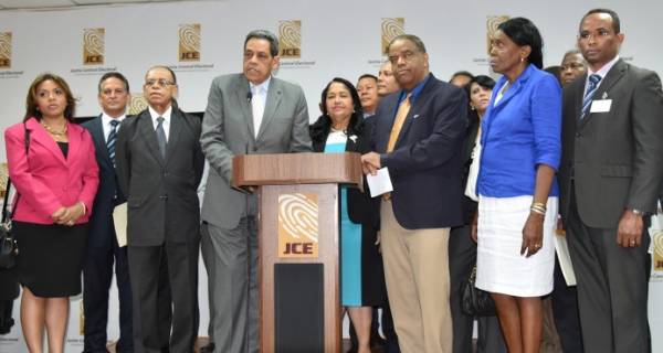 PLD y PRM inscriben candidaturas de Danilo Medina y Luis Abinader: 