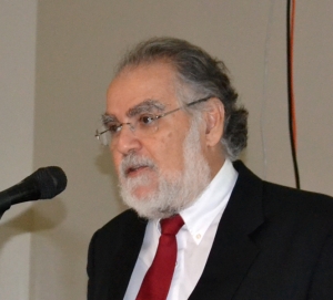Miguel Ceara Hatton en su ponencia en el Centro Universitario de Santiago de la Universidad Autónoma de Santo Domingo, UASD.