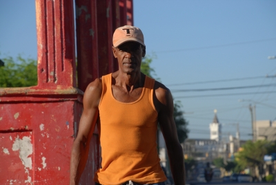 Hombre caminando en San Pedro de Macorís.