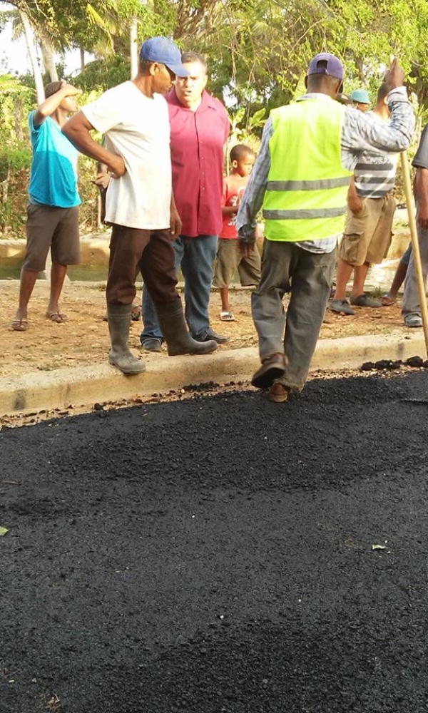 Obras Públicas continúa asfaltado en la zona costera de Barahona: 