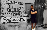 Karim Abu Naba´a posa frente a uno de sus murales callejeros de su campaña vienealgo.com.