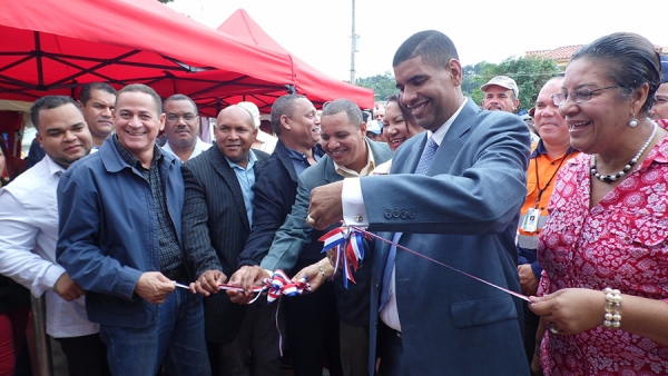 Momentos en que el alcalde William Alvarez corta la cinta tricolor para dejar inaugurado el nuevo mercado municipal en este municipio.