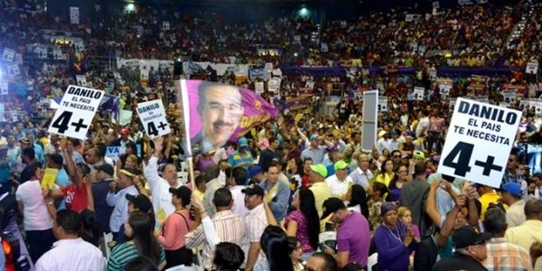 Miles de personas piden la reeleción de Danilo Medina Arena del Cibao:  