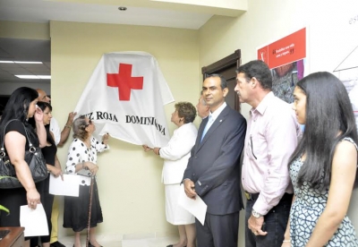 Momentos que la doctora Ligua Leroux devela la imagen de Pedro Francisco García Araujo, quien fuera reconocido en el 88 aniversario de la Cruz Roja Dominicana por su trayectora como antiguo miembro.