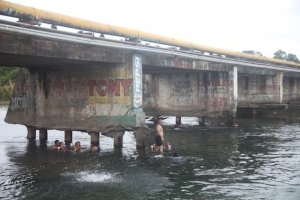 Puente a punto de colapsar sobre el río Yuna, en Cotuí: 