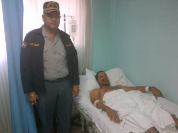  El general Gil Melo, director Regional Nordeste (interino), mientras visitaba al cabo herido en Samaná. 