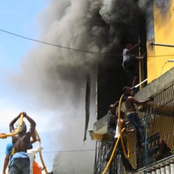 Niños provocaron incendio que redujo a cenizas ferretería y casas