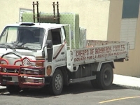 Camión del cuerpo de los Bomberos de San Juan haciendo una mudanza