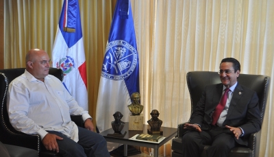 El rector de la UASD, Iván Grullón, habla en su despacho con Alex Castro Soto del Valle, el hijo del líder cubano Ficel Castro