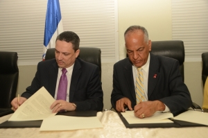 El doctor Víctor Terrero, director ejecutivo del CONAVIHSIDA, y el ingeniero Cesar Prieto, director general del Plan Social, firman el acuerdo de cooperación entre ambas instituciones gubernamental