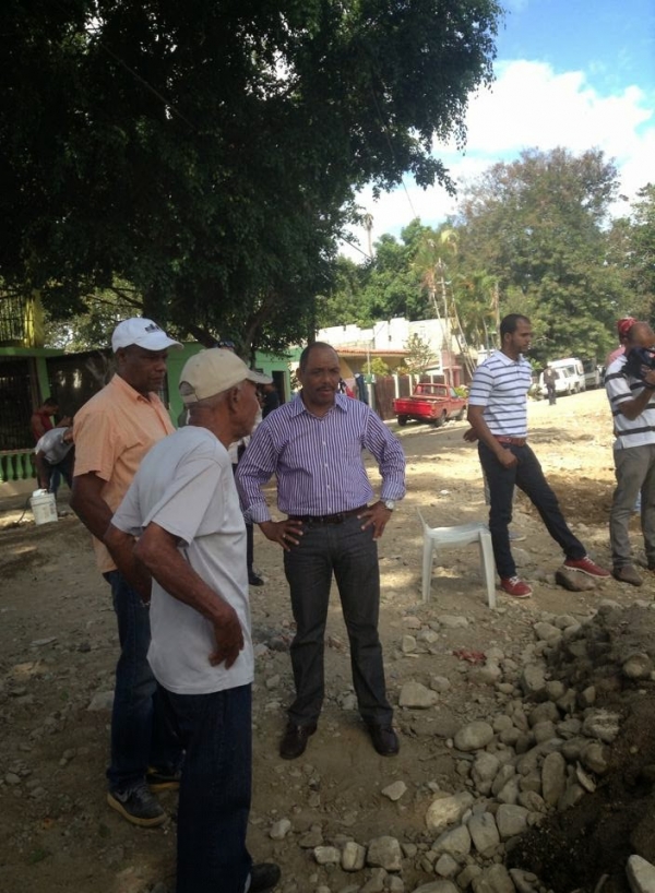Gobernador de San Cristóbal supervisa trabajo muro de contención 