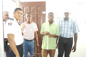 Apresan haitiano lanzando ropas viejas en el Bulevar María Montés: 