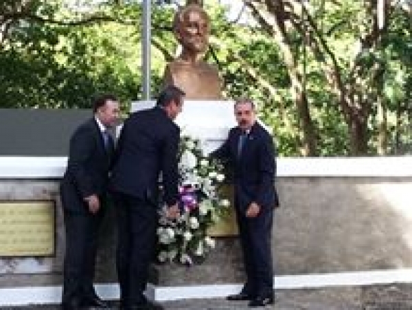 Presidente Danilo Medina depositan ofrenda floral frente a bustos de próceres Puerto Rico