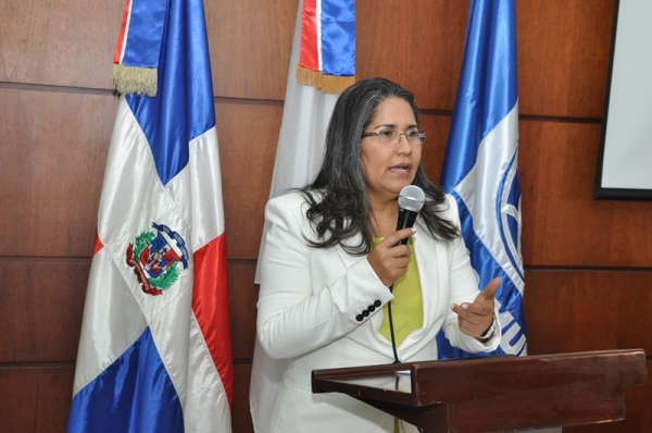 La ministra de trabajo Maritza Hernández, hace el anuncio durante la presentación del informe educativo laboral con el patrocinio del banco mundial y la capacitación de INFOTEP