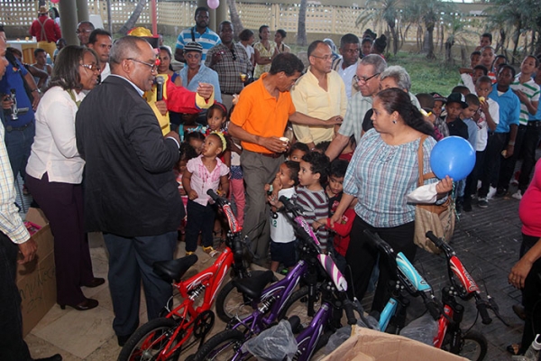 Colegio Dominicano de Periodistas distribuye juguetes y comparte golosinas