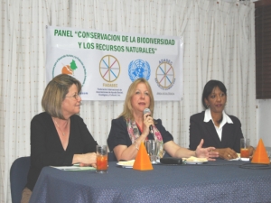 La presidenta de FIADASEC (al centro) cuando habla durante el panel sobre biodiversidad efectuado con motivo del Día Mundial de la Biodiversidad. Le acompañan, a su derecha Francis Santana Montalvo y Victoria Edward, a su izquierda. 