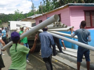 Inapa y gobernación entregan tubos a comunidad La Barra en Ocoa: 