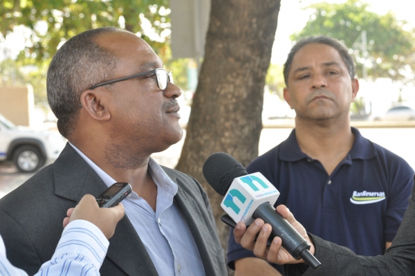 Olivo de León da declaraciones a la prensa sobre la acusación de violación a la propiedad privada rechazada por el juez de la Segunda Cámara Penal del Juzgado de Primera Instancia del Distrito Nacional.